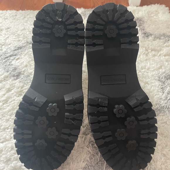 White boots - Picture 3 of 4